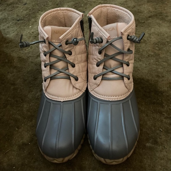 Preowned, lightly used, Nautica Blush and Charcoal Duck Boots. Womens size 9. - Picture 1 of 8